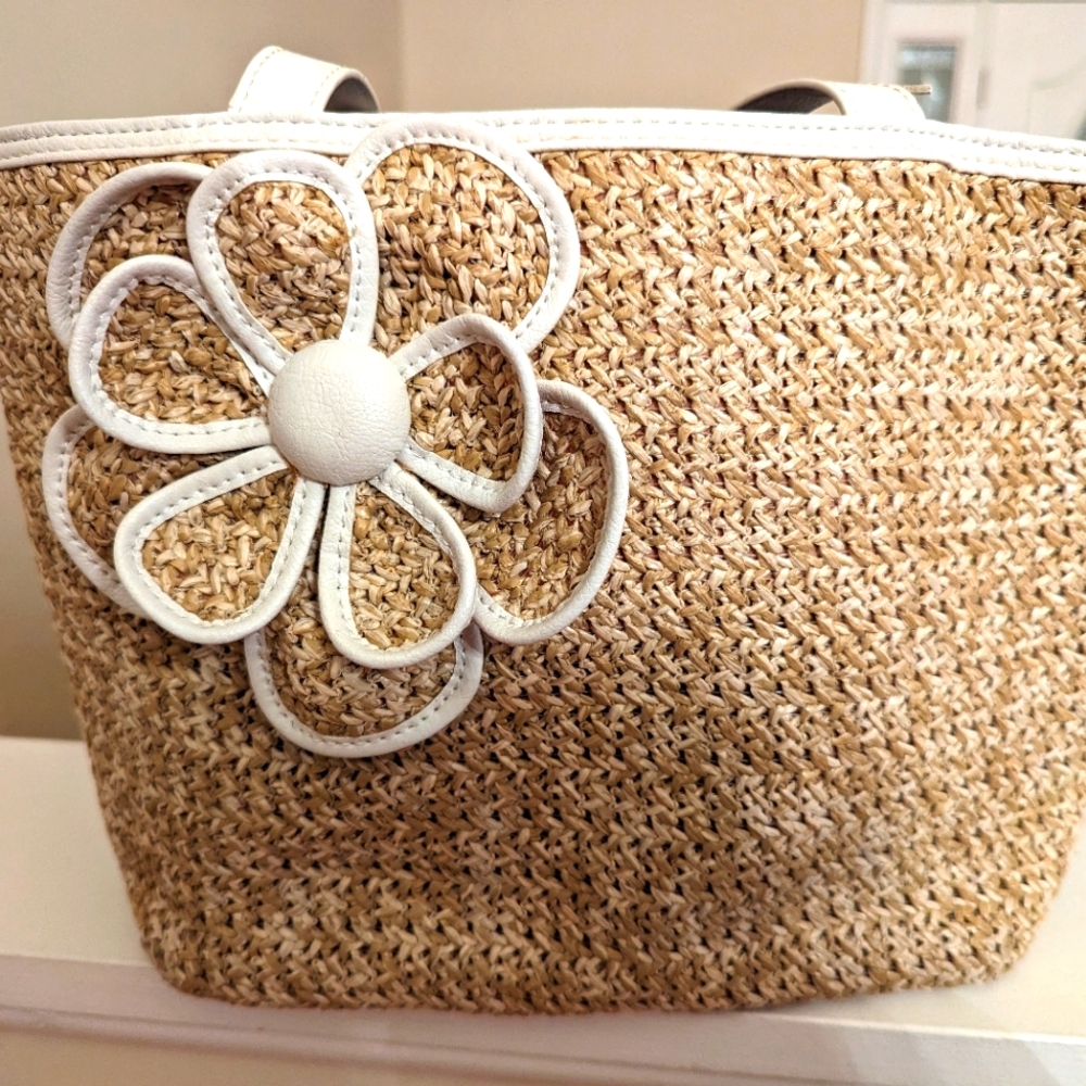 Woven shoulder bag with flower
